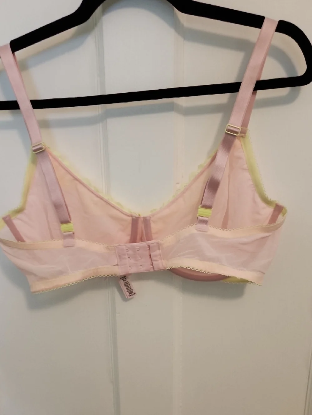 Victoria's Secret Pale Pink Underwire Bra with Yellow Lace Trim - Picture 4 of 5
